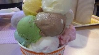 一度、テンコ盛りのアイスクリームを食べてみては、