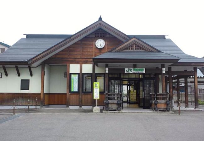 木造の綺麗な駅舎の無人駅