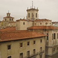 窓からは教会が見えます