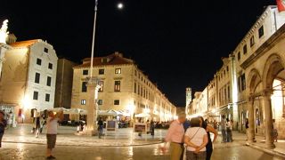 昼も夜も賑わっています。