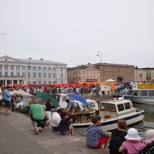 向こうに見える赤いテントがマーケットです