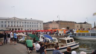 朝から賑わうマーケット