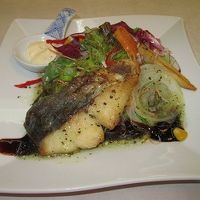 洋皿　鰆のムニエル　ボイル春キャベツ　　フライドポテト、桜花