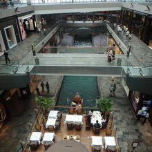 モールの中に運河が...