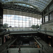 内部は広々としてほかのモールよりゆったりした感じがします