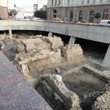 大通りの横で発掘中