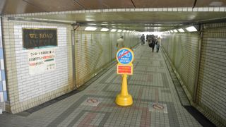 東口と西口を結ぶ便利な連絡通路です。