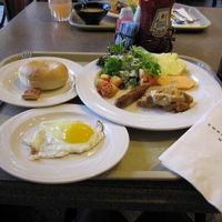 無料の朝食。オムレツは目の前で焼いてくれます。