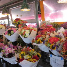 この時期だからか、お花屋さんが異常に多い〜安い！