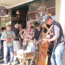 スタバ１号店の前