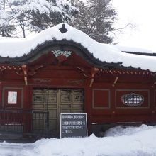 雪の中にたたずむ。