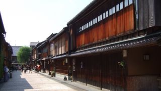 格子戸のお店もきれいでしたが、昭和の店もみつけました。