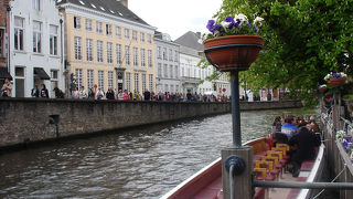 風に吹かれて世界遺産の市街地ブリュージュの運河クルーズ