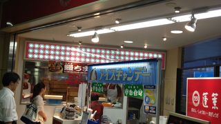 西宮北口駅構内に有り、大変、便利なお店です。