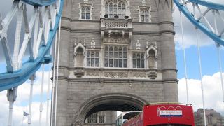 タワー・ブリジッジに昇って観てください。テムズ川の景色が見れます。