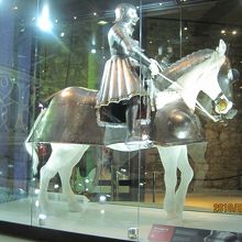 建物の中の展示。馬も甲冑をつけています。