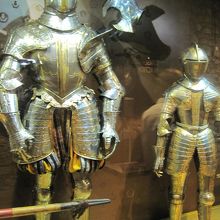 大人と子供の甲冑。沢山で見ごたえ十分。