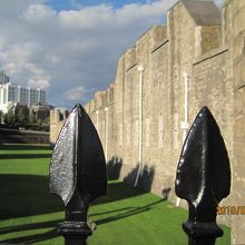 城壁とお堀のあとを望む。