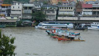 流域に歴史的建物が多いです