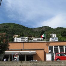 コモ駅です。こぢんまりしていますが。売店もあります。