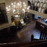 ロビー一角、白鳥の絵とシャンデリアが素敵