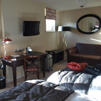 革張りのソファのある部屋