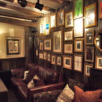 歴史あるレストランの壁面（一部）