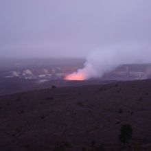 日没時に赤く見える噴火口の様子