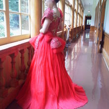 友人の勧めで赤のドレスを着ました。