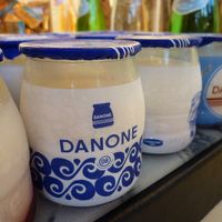 瓶入りヨーグルトも冷えた大理石の上に乗ってました。