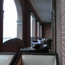 テラス席　（奥は別のお店のテラス席）