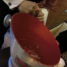 調子に乗ってワインを…開けてもらうところ。