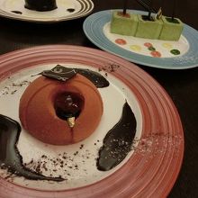 ケーキ。真中はピスタチオ味。