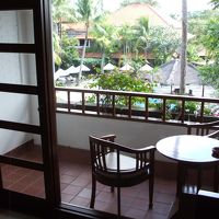 バルコニ−。眼下にシェア・プ−ルが見えます。