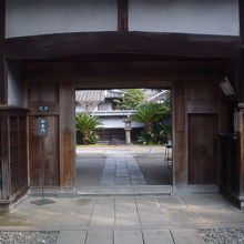 屋敷の入口