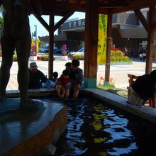 にぎわう足湯。すぐ後方が指宿駅