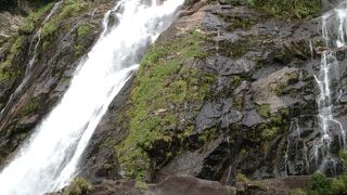 日本の滝100選に選ばれた落差80mの滝は迫力！