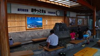 ターミナルビル前にある無料足湯がうれしい