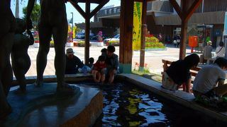 さすが温泉の町、駅前の足湯がにぎわっていた