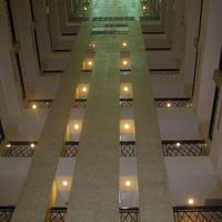 ロビーからエレベーターへ向かう途中です。