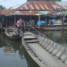 市場に架かる船の橋