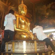 仏像に金箔を貼る