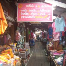 両側にお店がひしめく