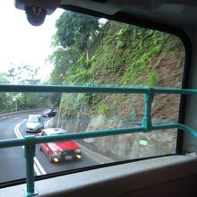 路線バスから見た景色です。下りは怖くて盛り上がります。