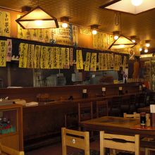 漁師町にぴったりの雰囲気で旨い魚をいただきましょう