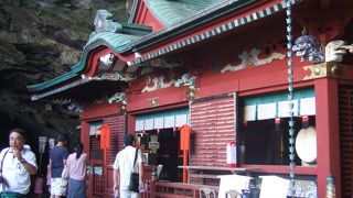 洞窟の中の神社は神の国宮崎らしい