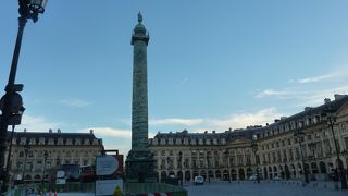 宝石店が囲んでます