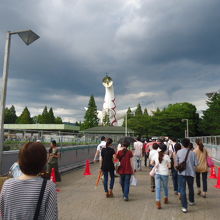 コンサートに向かう人々