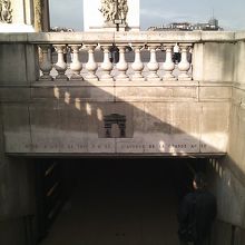 凱旋門につながる通路