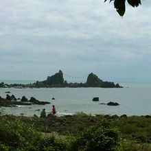三ツ石が見える海岸